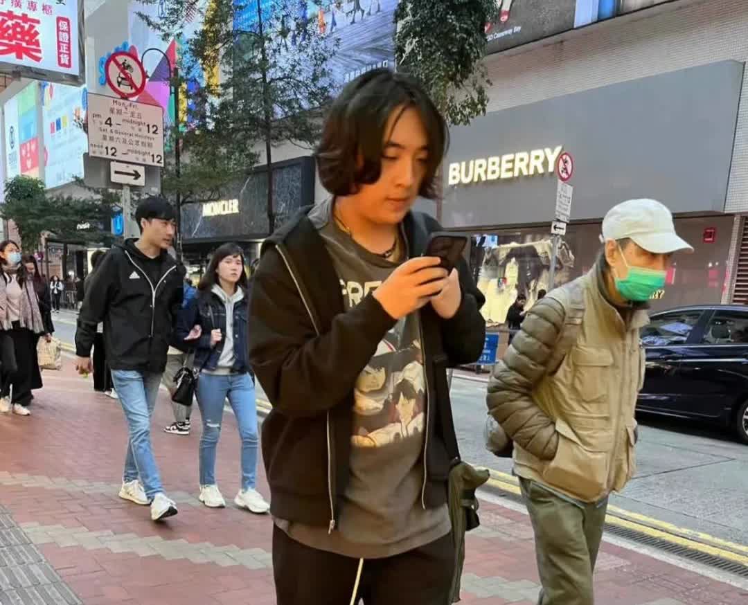 吴镇宇16岁儿子吴费曼走在香港街头，长相十分成熟，俨然不是16岁少年，这也太成熟