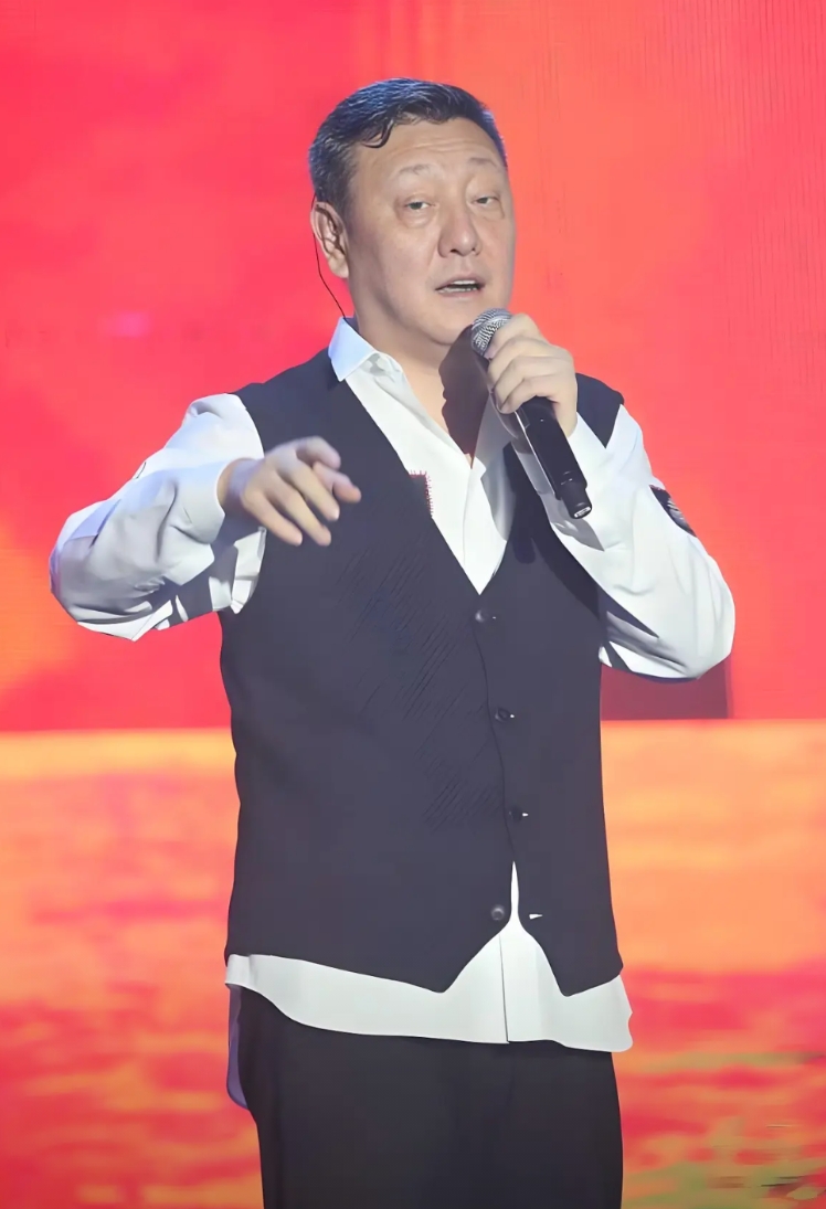 韩磊这件事，最可怕的可能不是女方爆出的那些录屏和语音。
而是他本人，和他团队，那