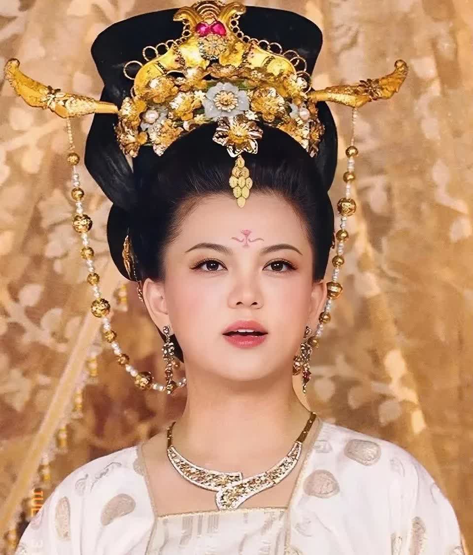 终于知道李湘
为什么很多人说她游手好闲，
碌碌无为了，其实她背后是有高人指点