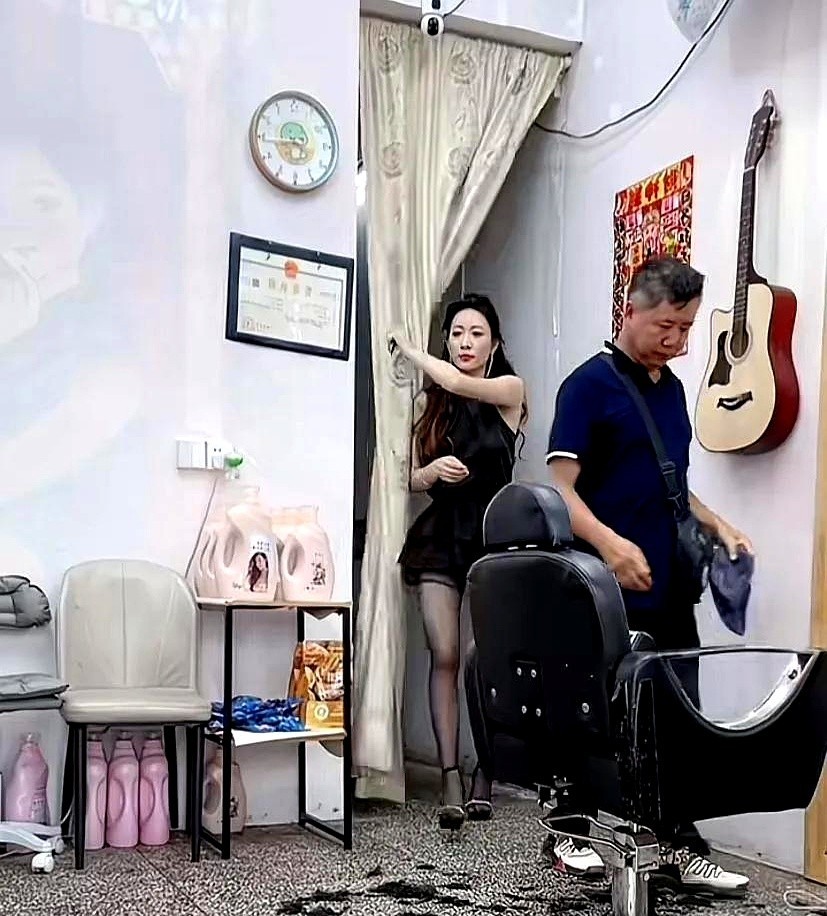 当风韵犹存的老板娘掀开帘子走出来的那一刻……

我的心跳都漏了半拍！

