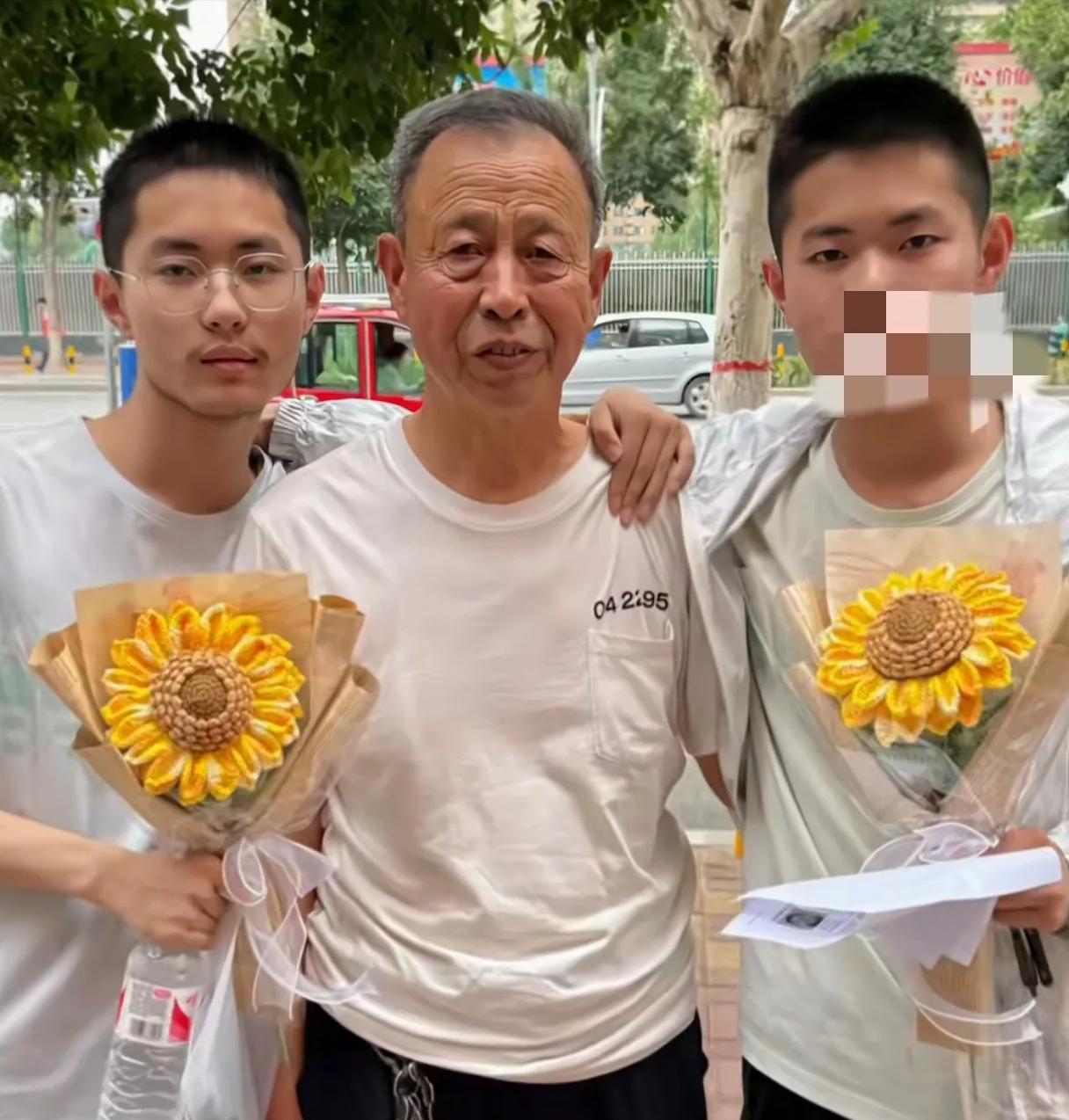 “不是所有人都配做父母”双胞胎高考后跪谢爷爷，老人辛苦抚养18年。
6月9号下午