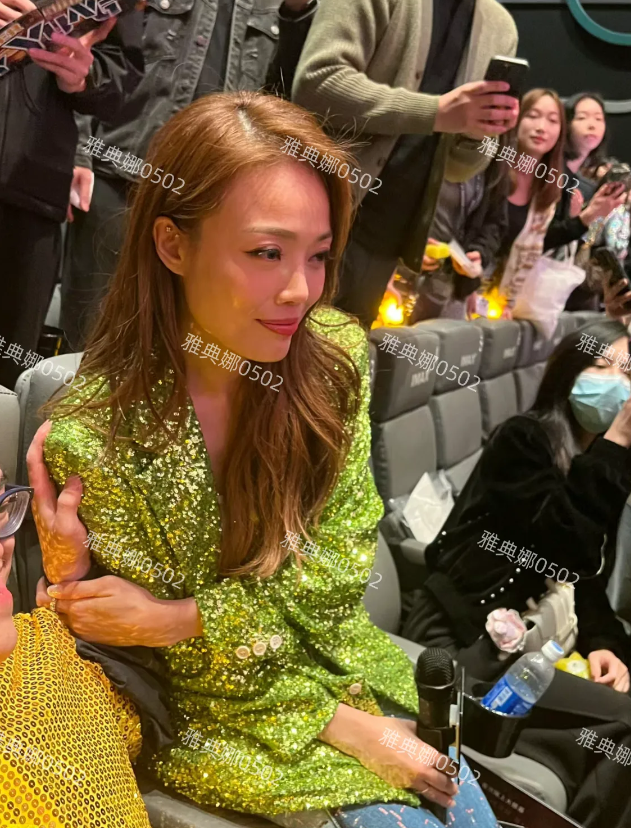 一直觉得容祖儿不是美女，其实本人挺年轻挺有气质的！
43岁的她身材高挑苗条，脸小