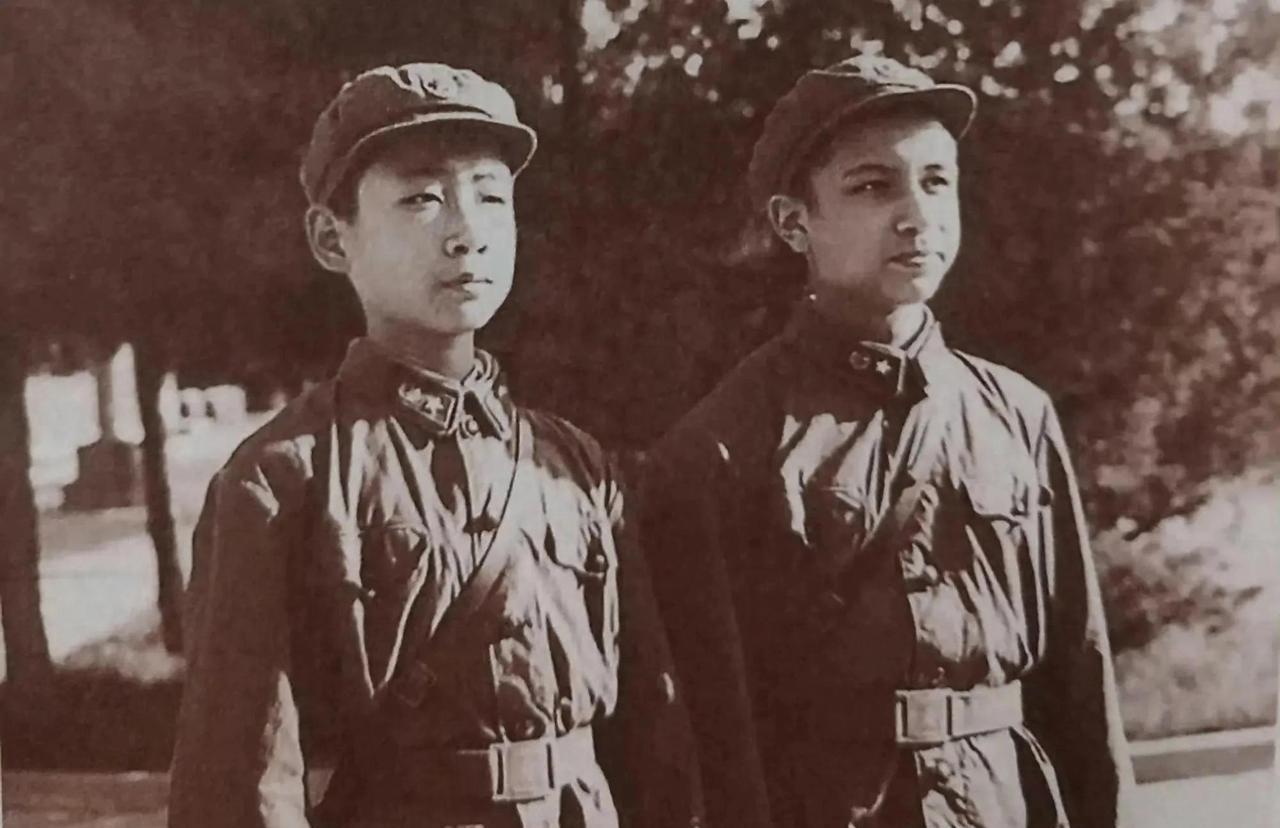 1964年，刘源当兵时，在军营与李富春外孙李勇，一张罕见的合影