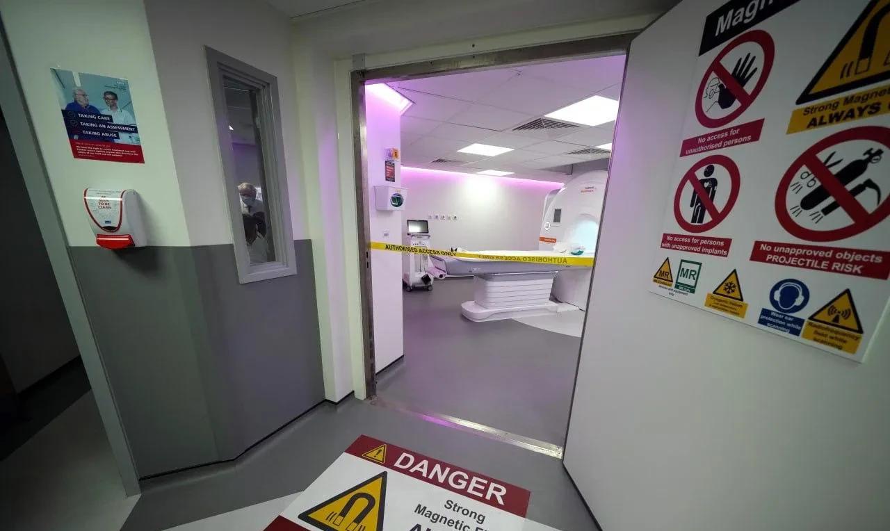 做核磁共振身上千万不能有金属
美国一名61岁的男子未经允许就闯入核磁共振检查室，