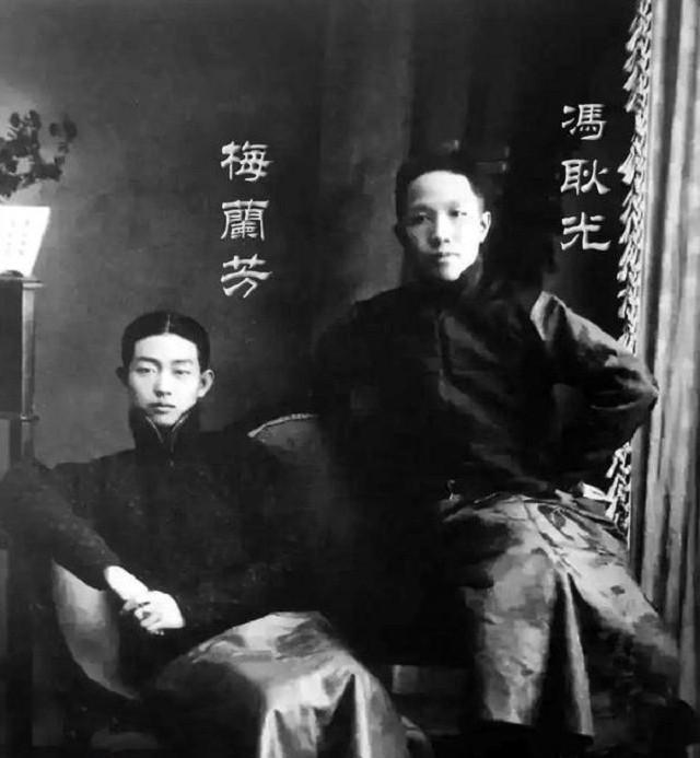 戏子在古代给权贵卖艺又卖身都是惯例，像梅兰芳都是被冯耿光，从堂子赎出来的，甚至不