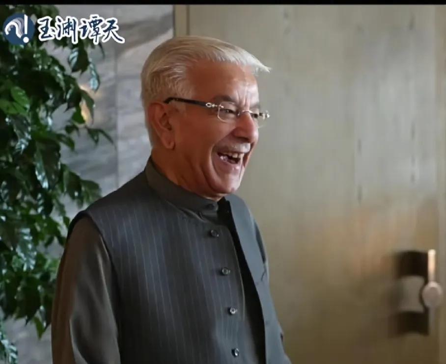 巴基斯坦防长6连笑点赞中国装备效果，嘴角的笑容根本压不住，网友：谭主应该问印度防