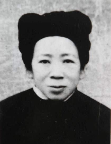 1943年，李运昌和其他300人，被日军7000人重重包围。一妇女说带他们突围，