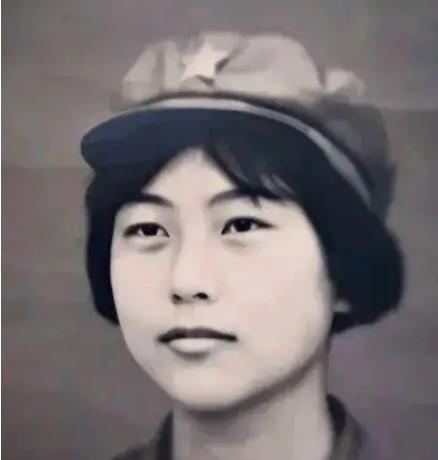 1982年女飞行员刘晓莲在驾驶飞机爬升至700米时，突然被一架歼击机撞击，伴随一