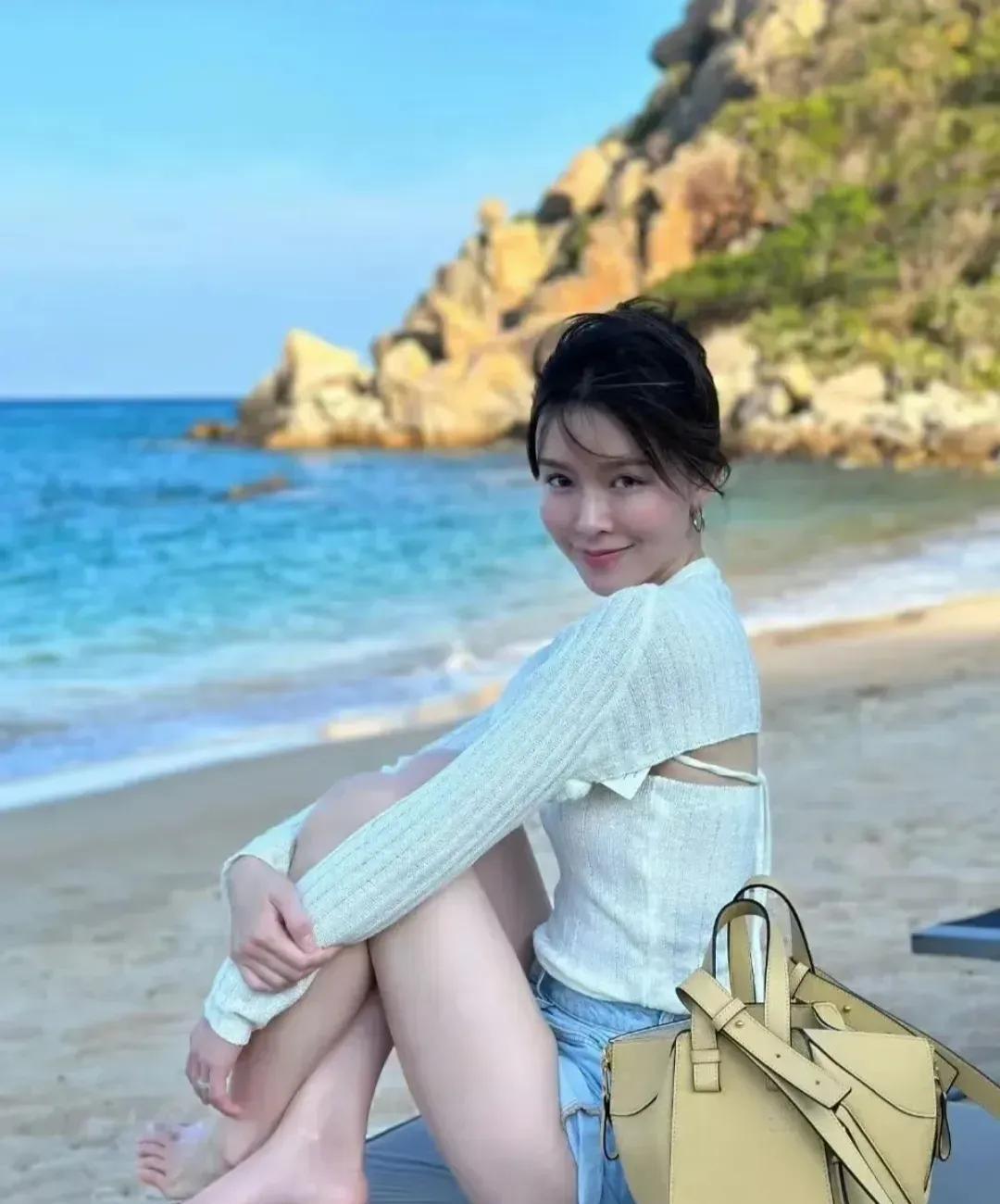 关咏珊太美啦！一双迷人的大眼睛，忽闪忽闪的，皮肤白皙透亮，浑身散发着一股魅力，妥