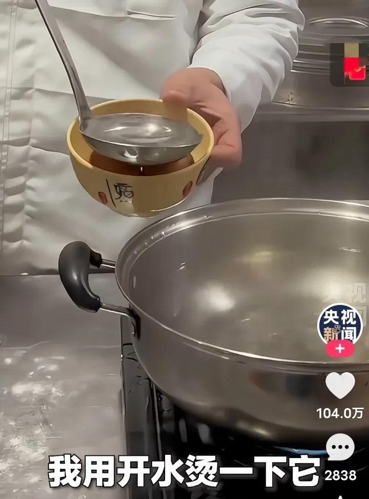 央视新闻转发了一段煮荷包蛋的视频，师傅告诉您比冷水煮荷包蛋还要好的方法，分享给大
