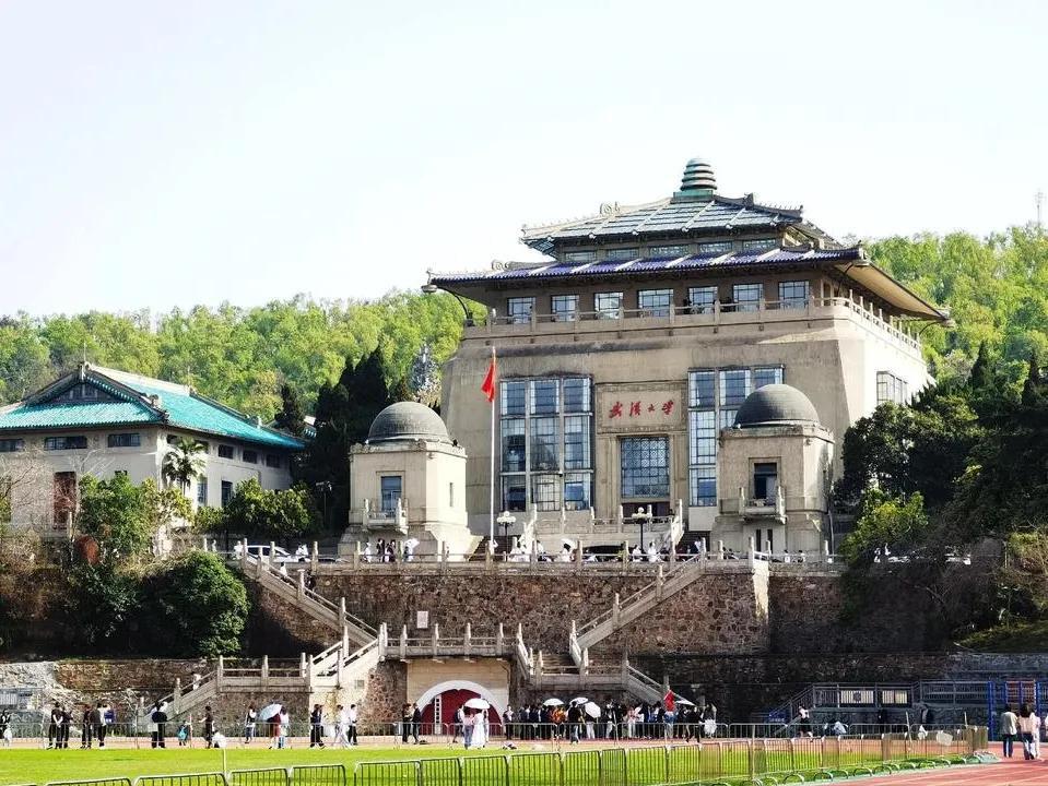 张之洞：是我创办的，刚开始叫“自强学堂”。
李四光：我当过新校筹备委员长。
刘道
