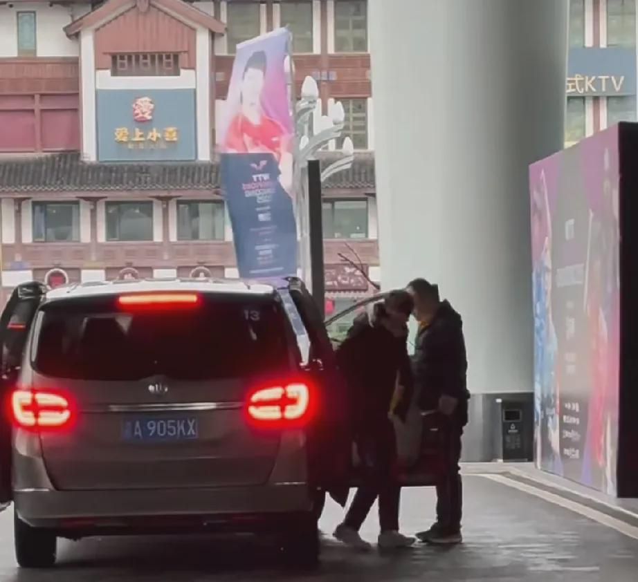 WTT重庆冠军赛上，王曼昱因伤退出比赛，随后前往医院接受检查和治疗，之后返回酒店