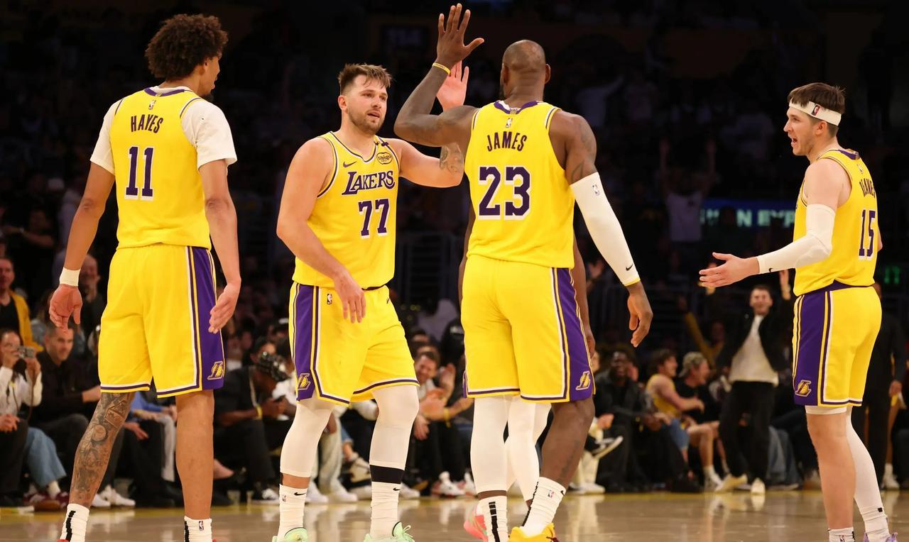 新赛季NBA争冠球队该怎么补强？
1.湖人
有了东契奇的加入，湖人必须在内线有所