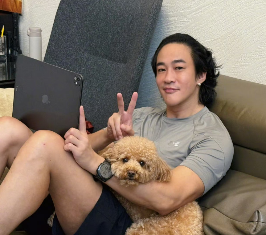 
何润东确实很可怜的，把宠物狗当儿子，和圈外老婆结婚结婚快10年了，一直想要一个