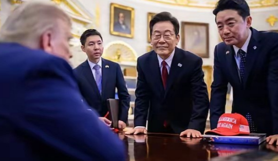 韩国总统李在明访问美国真是没有尴尬只有更尴尬，李在明访问白宫时，不仅有之前的正襟