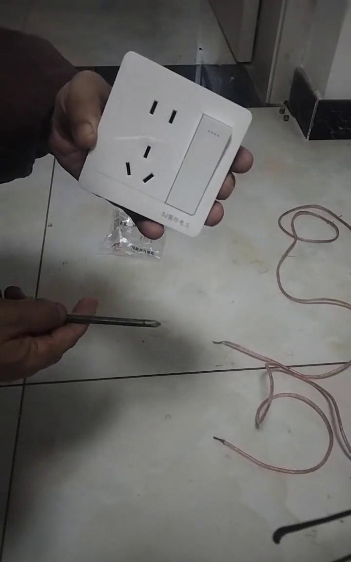 大家好，这是一个一开五孔的插座，这个插座怎么接线？有两种，一种是开关控制插座，控