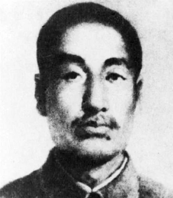 2008年秋天，辽宁朝阳县的山坡上挤满了抹眼泪的老百姓，几个穿军装的小伙子捧着个