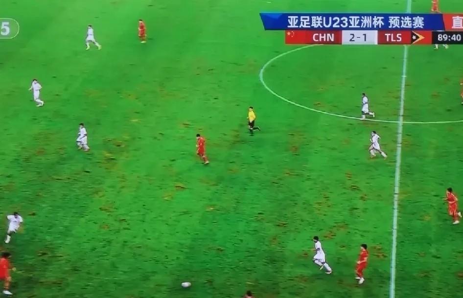 面子都丢完了
东帝汶球员说：西安的场地软坑很多。
这个场地太烂了，怎么能用这种场