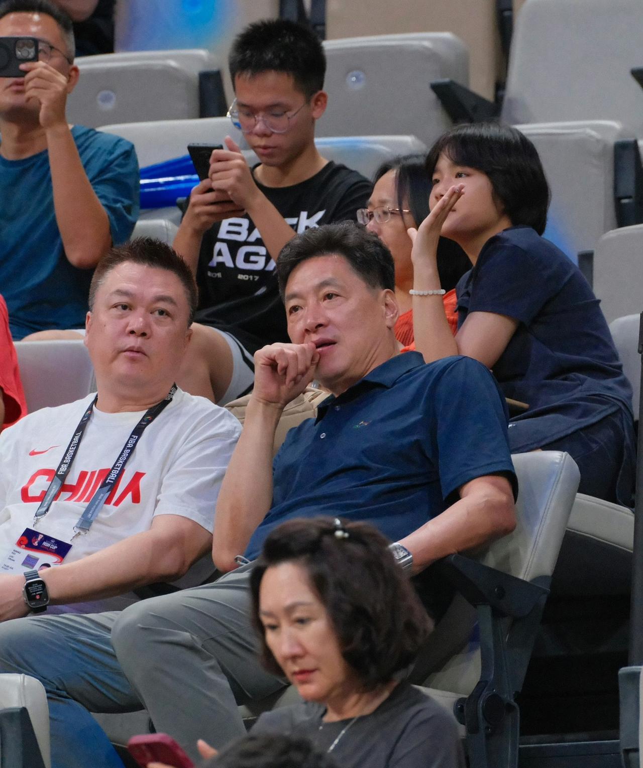 李春江，李指导现身深圳主场为女篮姑娘们加油！
这位中国篮球的传奇教练又出现在大众