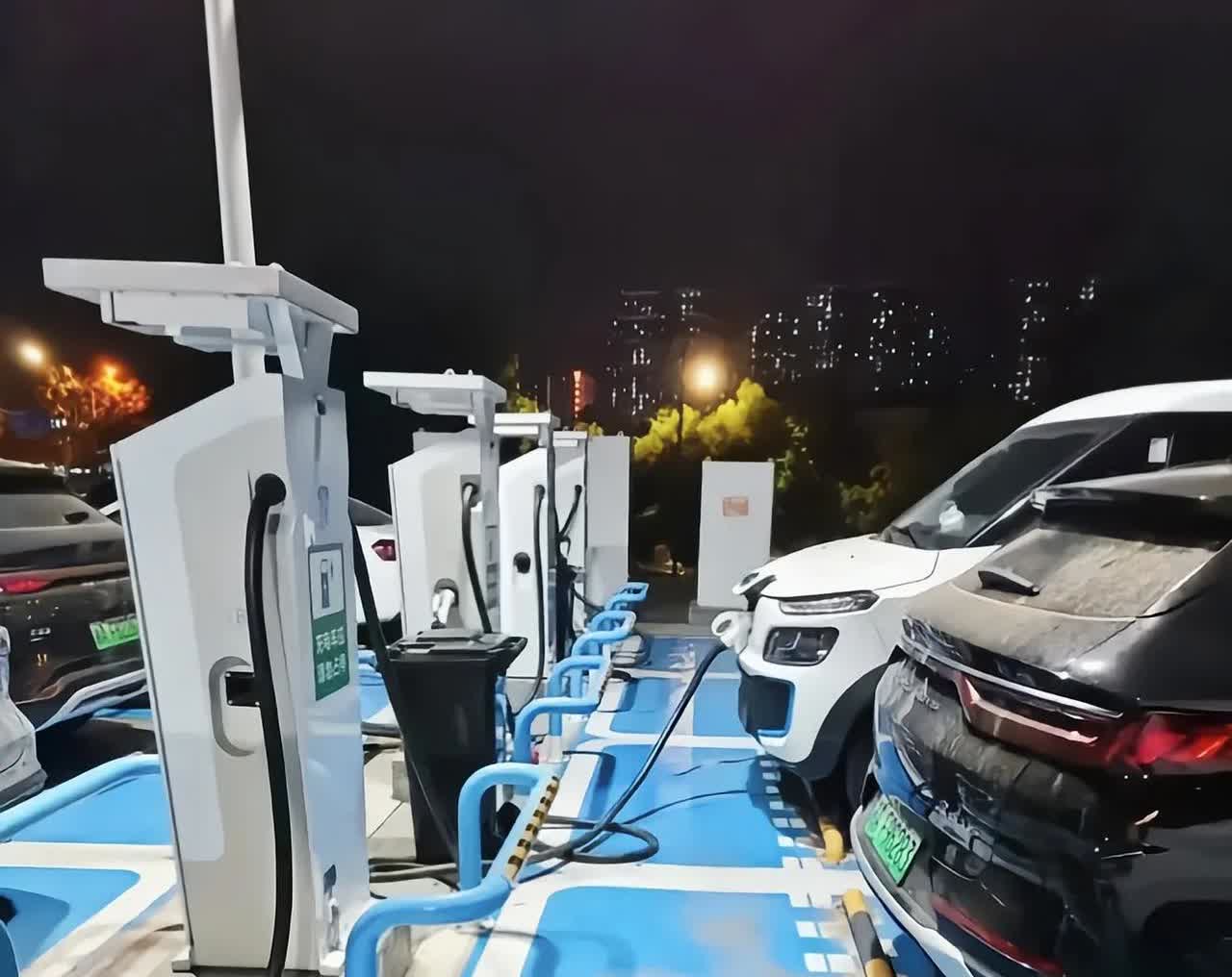 为啥混动车技术先进却便宜，增程车落后却昂贵？内行人的一席话道出其中真相:

