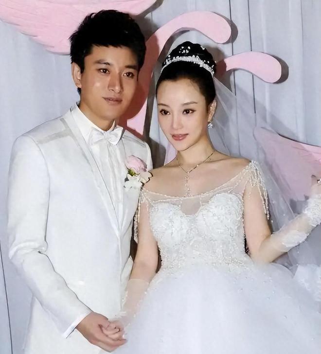 近期，一段视频引发了网友对李小璐和贾乃亮关系的热议。视频中，两人的家里出现了一张