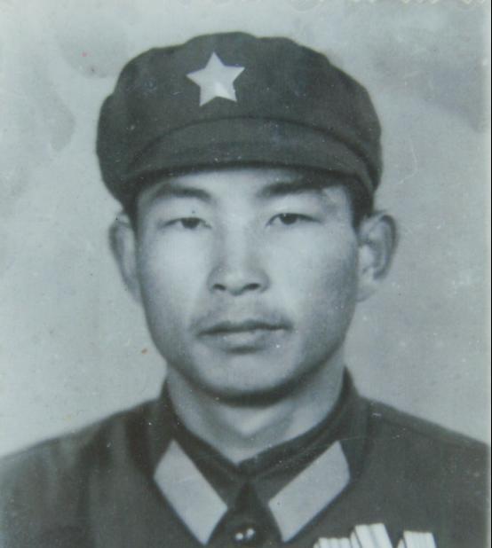 1980年，小战士许明习被越军包围，敌人见他孤身一人，而且子弹已经打光，不由得嚣