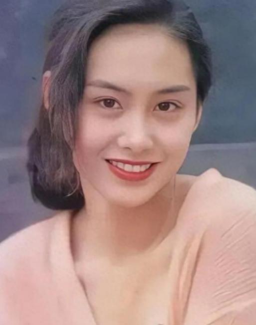 1999年，黄贯中表白朱茵，朱茵同意了，但她提出一个要求：“只谈恋爱，不同房！”