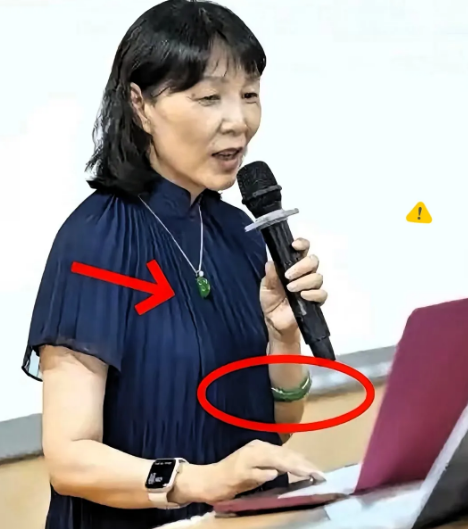 看了杜建英身上的首饰

才知道什么叫做真正的老錢风！

毕竟她一个手镯就要五六十