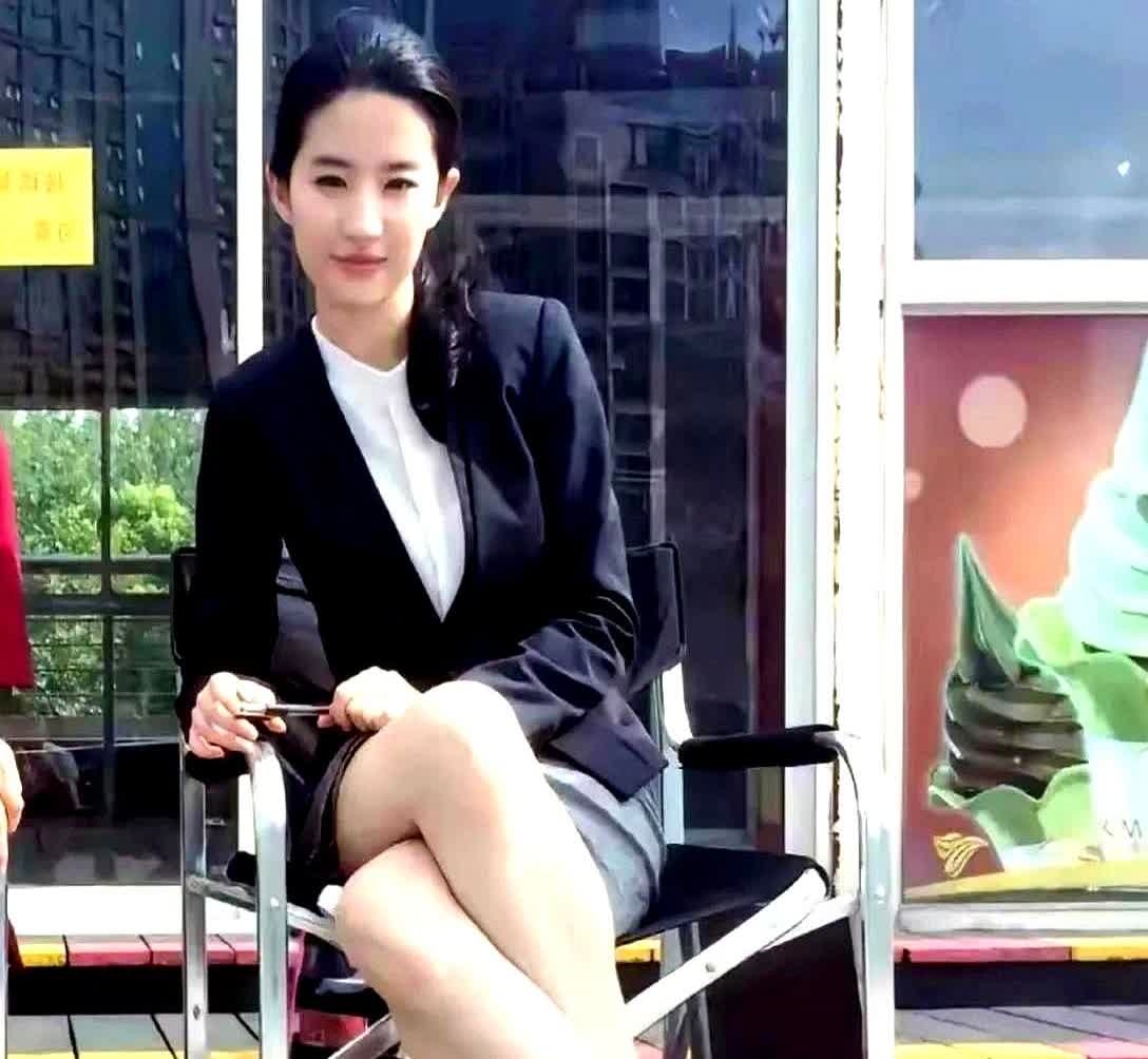 原来美丽优雅的刘亦菲并非从头美到脚！瞧，这脚丫子就有些拉分呀，你觉得是这样吗？
