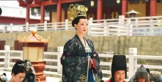 公元929年，37岁还一事无成的刘知远在放马时，对17岁的李三娘一见钟情。李父大