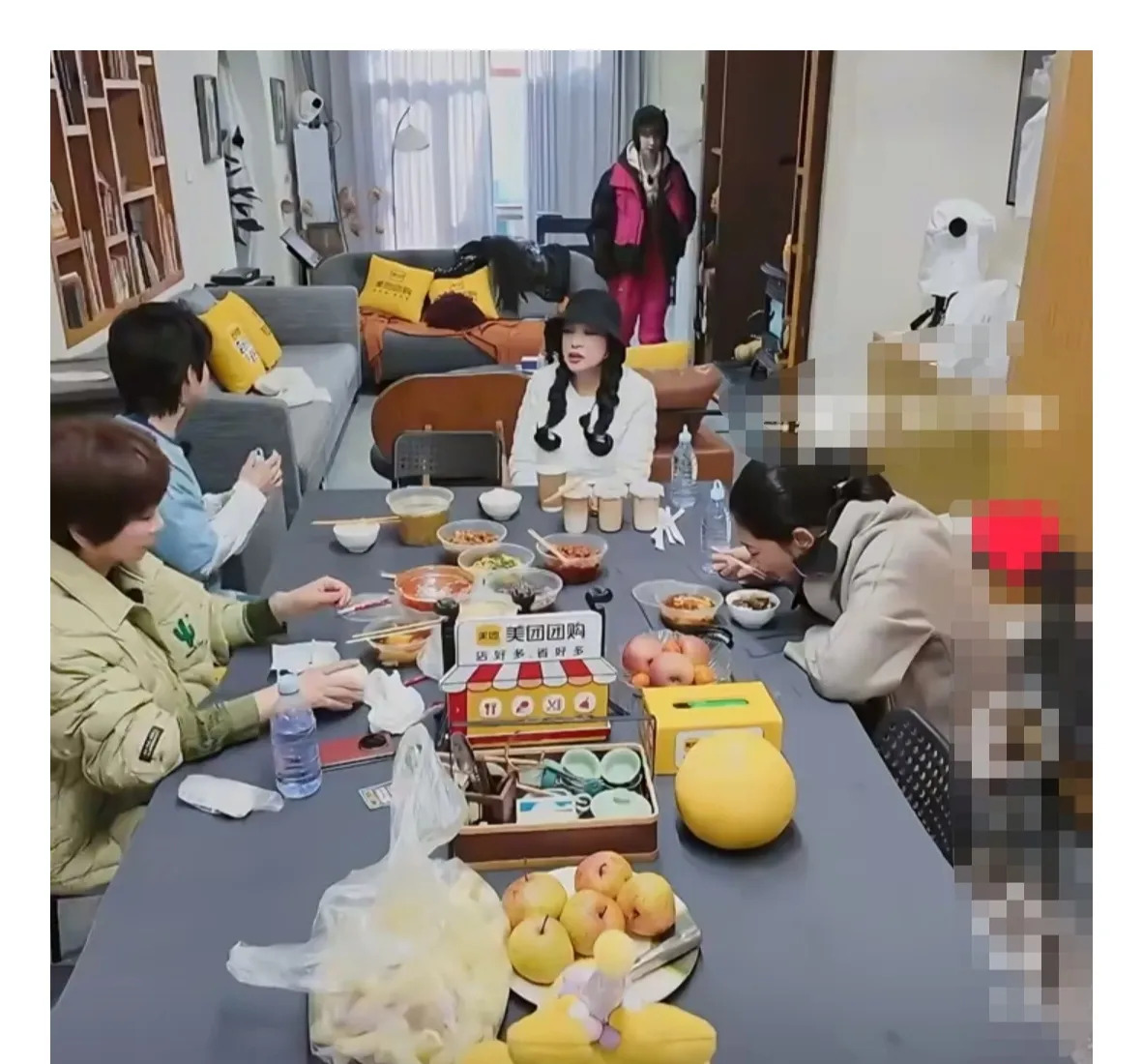 刘晓庆真性情获倪萍蔡明认可











怎么回事？刘晓庆竟然被说成“傻