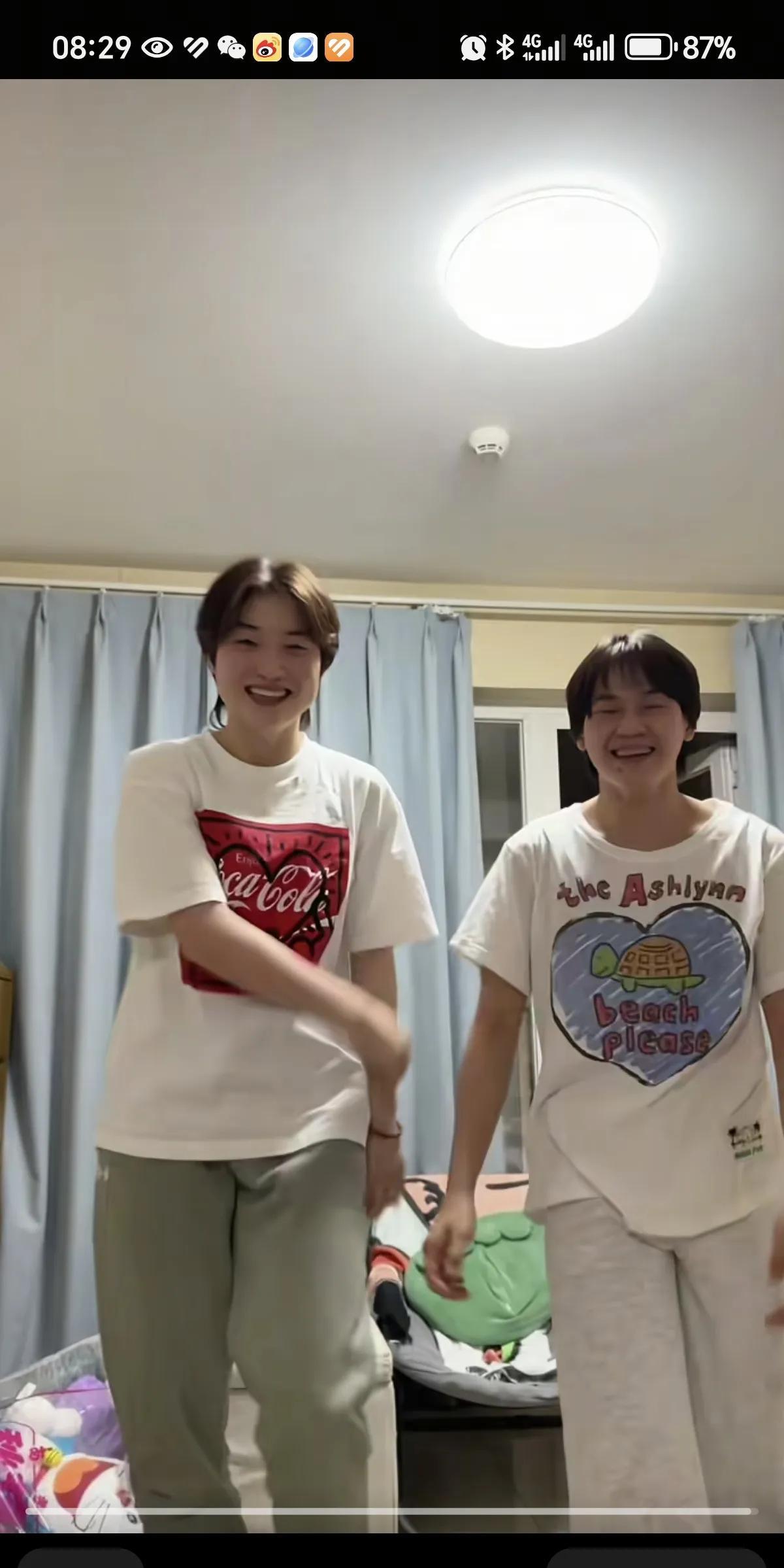 全红婵跟好姐妹司雅杰一起跳舞，全红婵的节奏感真是太好了，还用头来打节奏，太可爱了