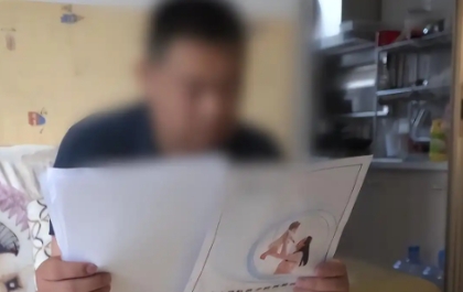 河北一男子因被前妻嫌弃要求离婚，男子在愧疚之下，将房和车都留给了前妻及女儿，然而