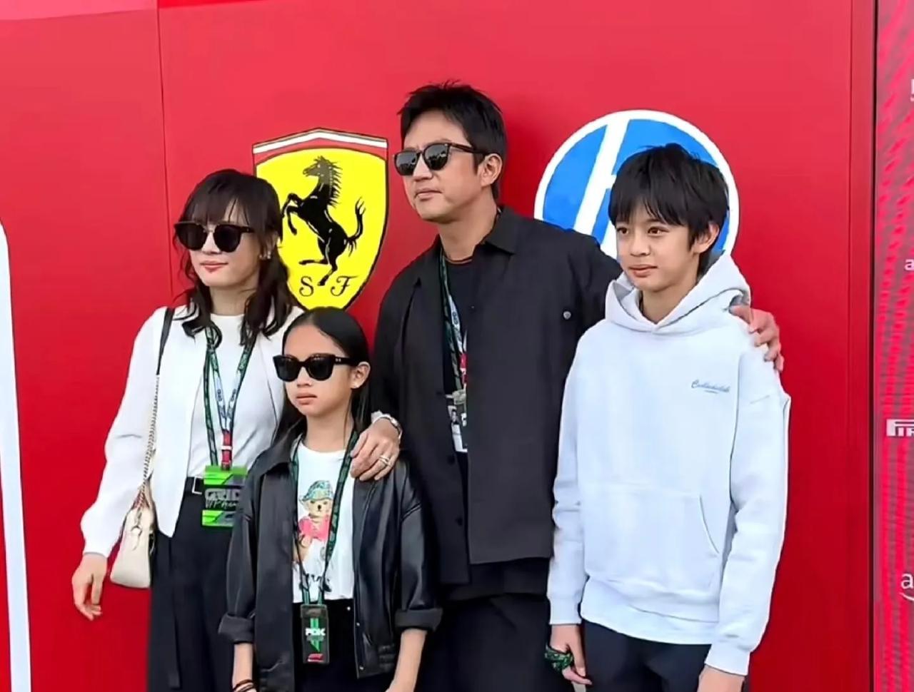 邓超儿子等等照片曝光
长得又像妈妈又像爸爸
一张平平无奇的脸
年纪还小显得很内敛