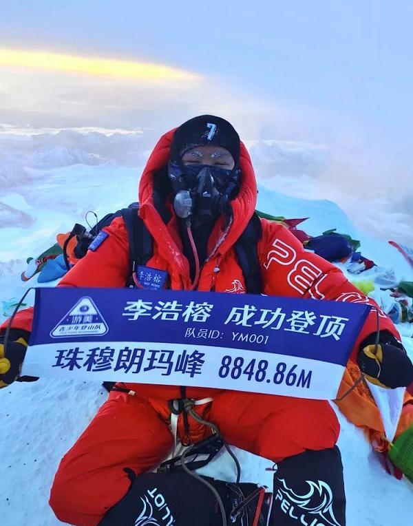17岁中学生登顶珠峰，揭开所谓的素质教育画皮！
据报道，北京第八十中学学生、17