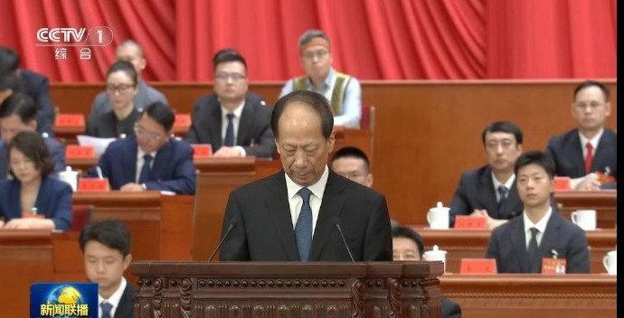 马龙登上新闻联播了，牛啊，还不是坐下面，坐台上，不愧是马龙，穿西装的马龙好乖呀，