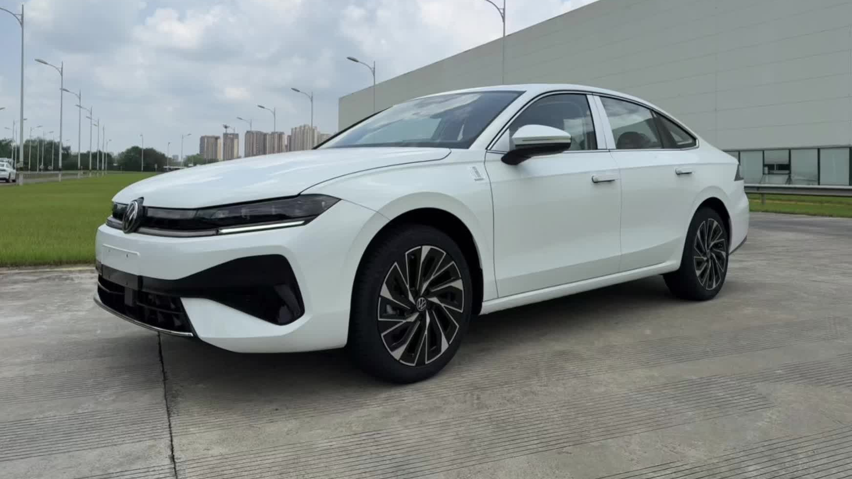 全新一代速腾L实车现身，长超4米8+隐藏门把手，换悬浮大屏+怀挡