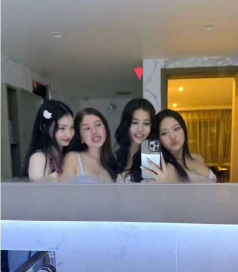 钟丽缇15岁小女儿考拉和同学们聚会，她化了烟熏妆，打扮成熟，身材看起来真好！她完