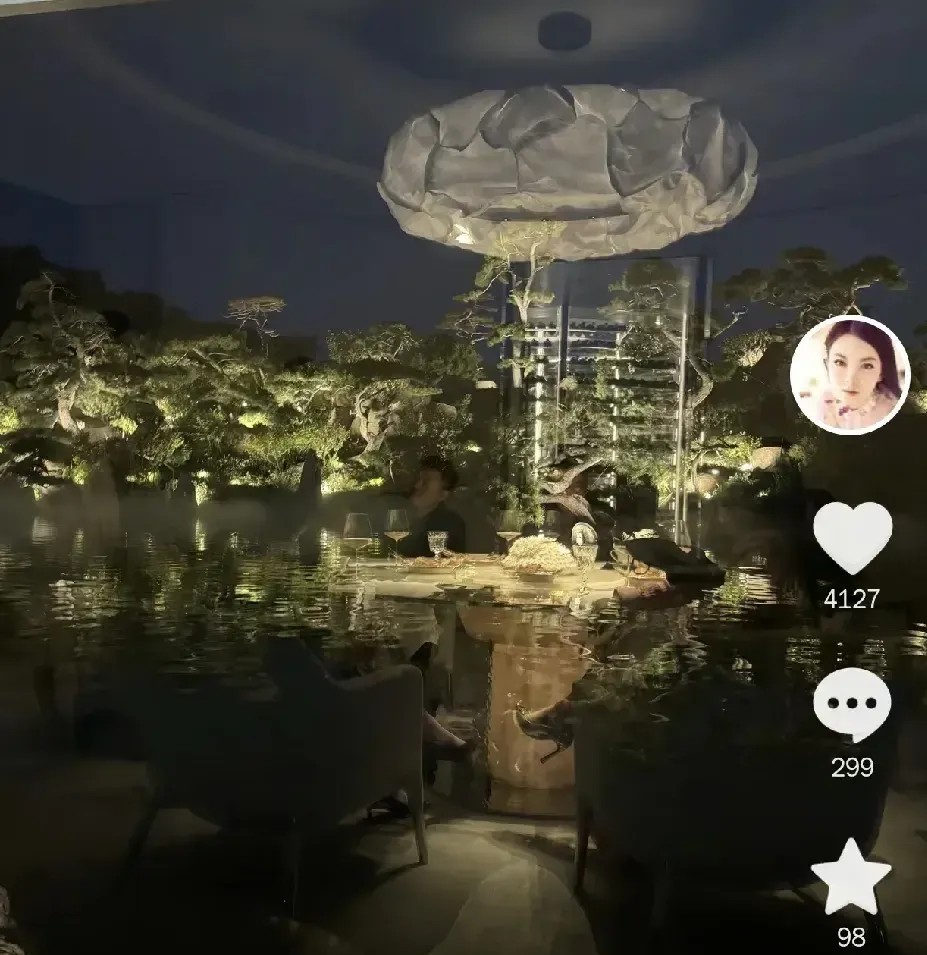 李湘的午餐看得我瞳孔地震。
一桌子，几十个盘子，每个就放一口吃的。
精致得跟画儿