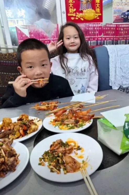 天哪，这么好的一双儿女，怎么忍心下得了手的？男孩10岁，女孩才7岁，竟然被他们自