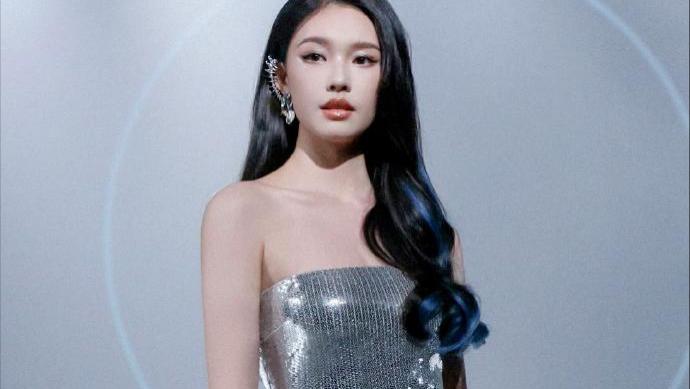 林允S曲线引领潮流，完美身材让女生都想拥有！