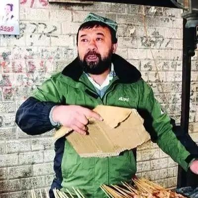 1992年，一新疆男子退伍后被分到供销社工作，因为男子好说话，当地不少农民都来找