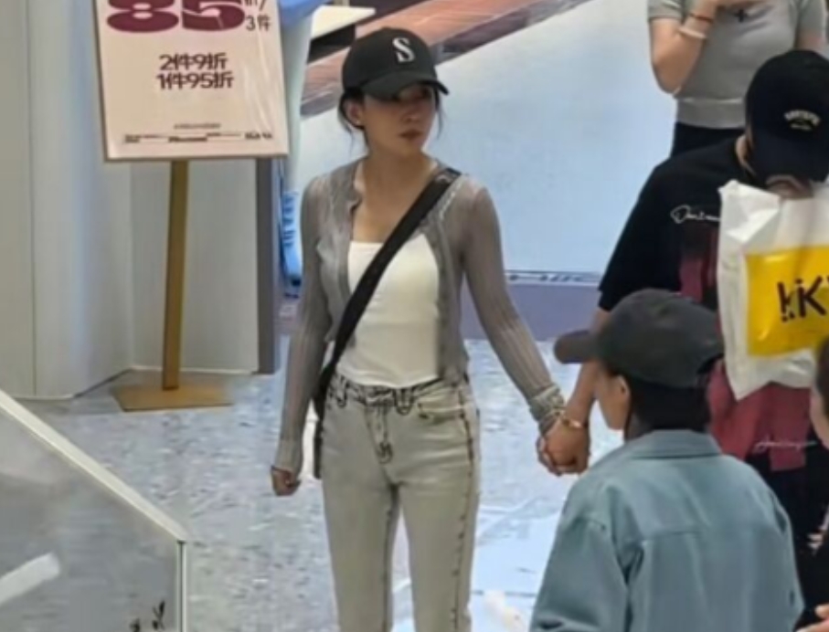 汪峰“移情别恋”的绯闻没出多久，正主终于回应了。
在六月二十二的凌晨，汪峰深夜发