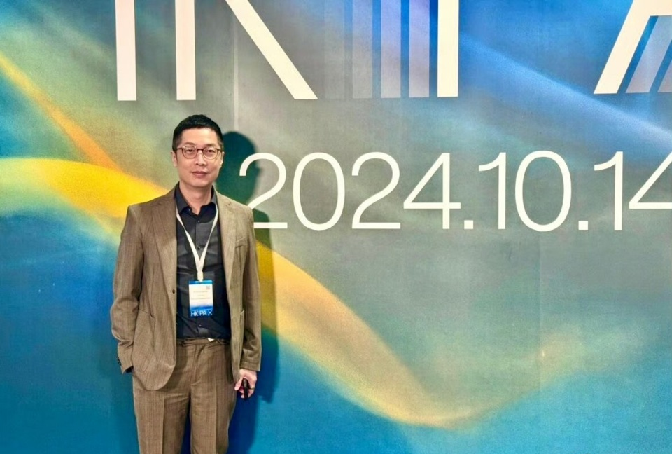 马浚伟，这位曾经的TVB当家小生，如今已淡出荧幕，开启了人生的多重身份。他不仅是