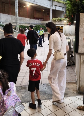 C罗香港球赛，奚梦瑶也带着儿子去看了。