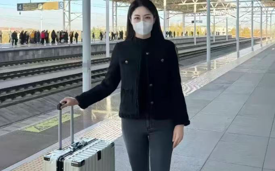 面馆打工妹不顾老板娘反对，自掏腰包送了大爷一碗面，大爷竟然送她一套房