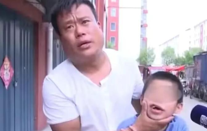 2021年，庞光明终于找到被偷走16年的儿子，等他看到磊磊时却崩溃大哭，儿子被割