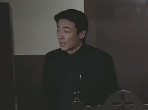 《潜伏》中有件事情想不明白，不知道是不是情节漏洞，李涯被交换完回来后，还能到天津