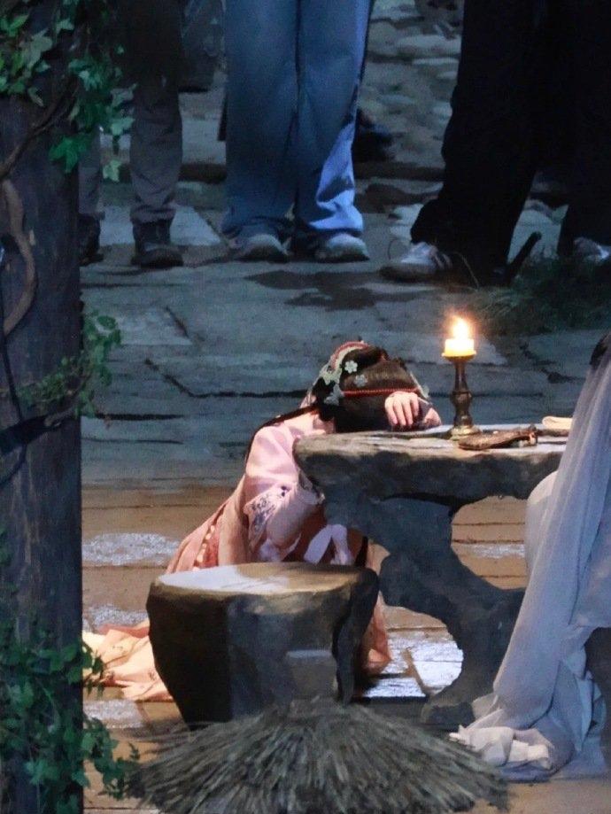 鞠婧祎拍戏摔倒，“手办式”忍痛敬业获赞
娱乐圈从不缺话题，近日，#鞠婧祎摔得好重