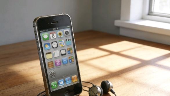 复古美学对抗AI算力：15岁的iPhone 4为何令全球年轻人着迷？
